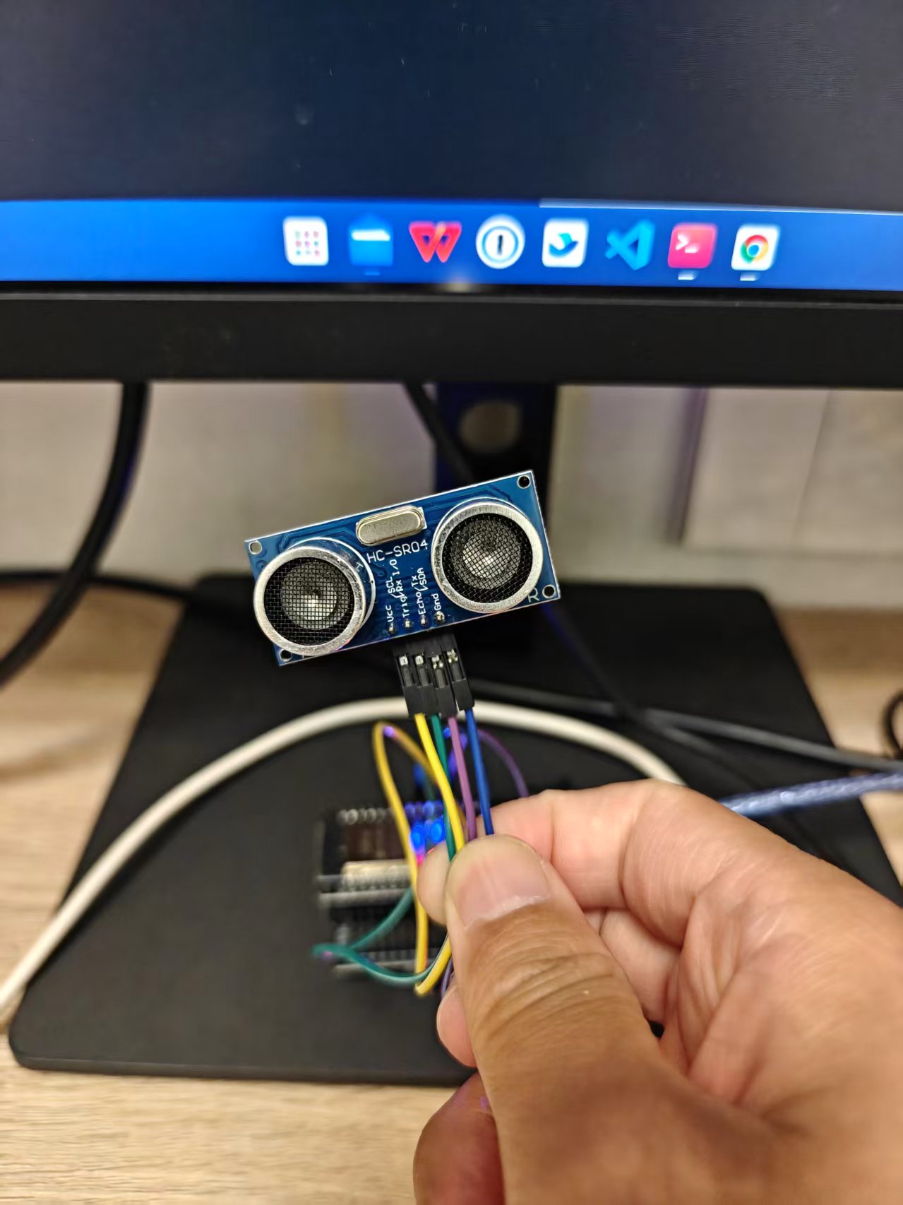ESP32 连接 HC-SR04 超声波测距模块