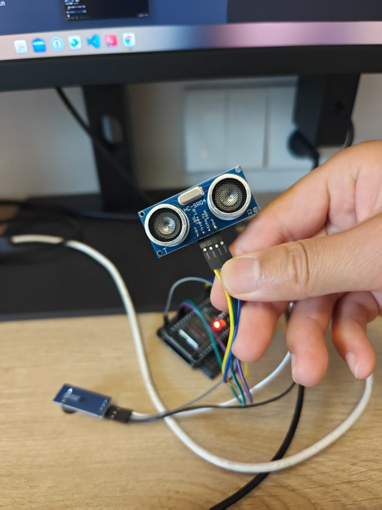 ESP32 连接 HC-SR04 超声波测距模块与蜂鸣器报警实验