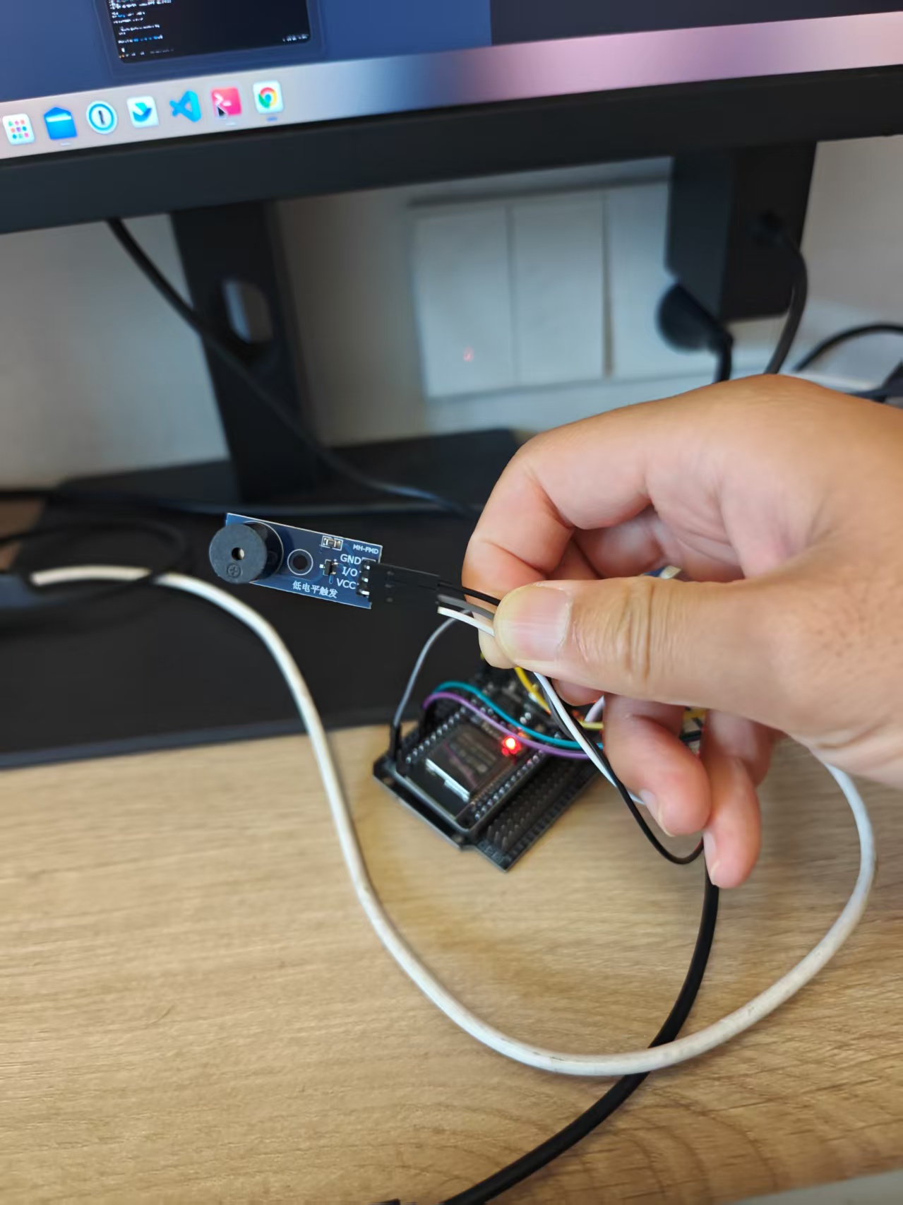 ESP32 与蜂鸣器接线