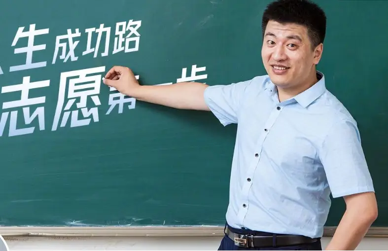 张雪峰心脏骤停：高强度工作者的健康警钟